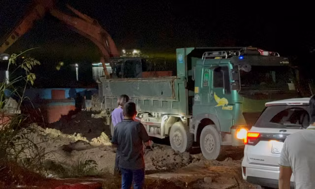 Vận chuyển phế thải bằng đường sông từ Hà Nội về Ninh Bình đổ trộm 