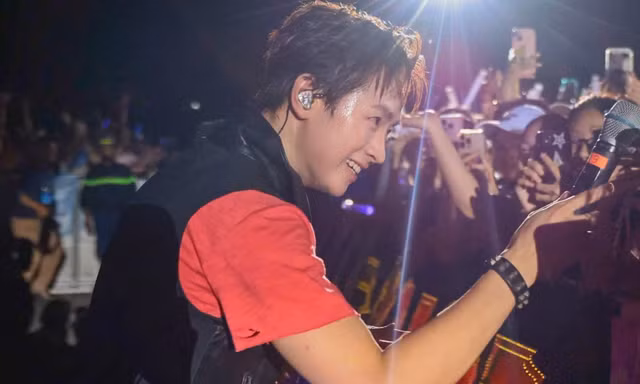 'Cỗ máy nhảy' CONGB lao xuống sân khấu concert Thanh xuân