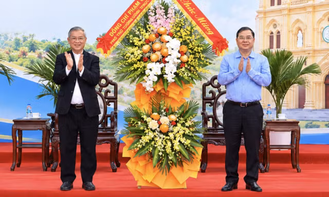 Phó Thủ tướng Thường trực Phạm Gia Túc thăm nhà thờ Giáo phận Bùi Chu