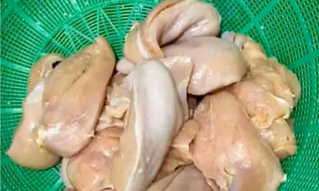 Vụ ‘gà, tôm bốc mùi đưa vào trường học’, Hà Nội chỉ đạo xử lý nghiêm