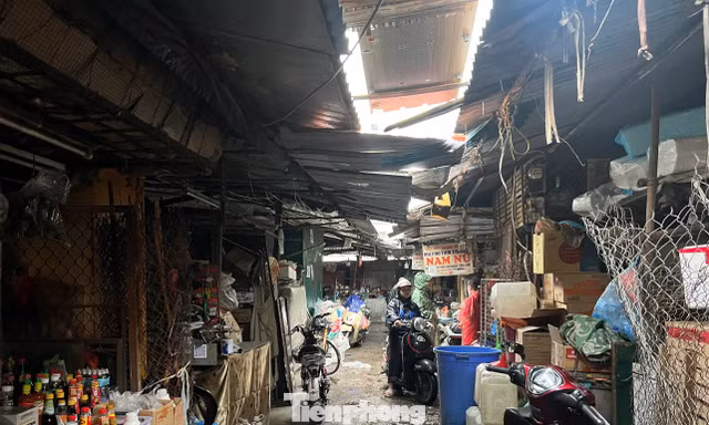 Đình chỉ chợ 34 năm ở Hà Nội: Số phận 200 tiểu thương ra sao? 
