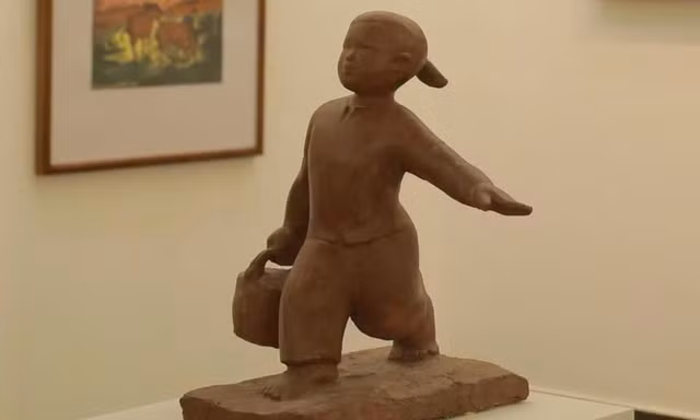 'Em bé đưa cơm cho mẹ đi cày' và câu chuyện ít người biết