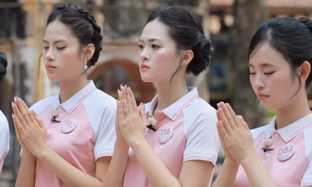 8 thí sinh Hoa hậu Việt Nam dâng hương tại Côn Sơn - Kiếp Bạc