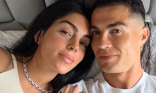 Hợp đồng hôn nhân của Ronaldo với vợ người mẫu