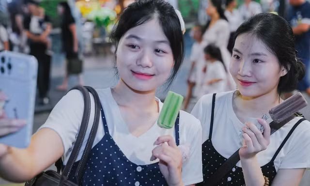 Đổ xô xếp hàng check-in ở 35 Tràng Tiền