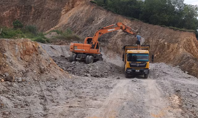 Xử lý bãi đổ trộm chất thải ngay trước cổng nhà máy rác lớn nhất Hà Nội