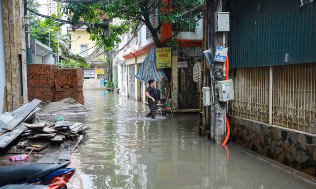 Ứng phó với mưa lớn, Hà Nội huy động 200 xe téc, trực 24/24 tại các 'điểm đen' úng ngập