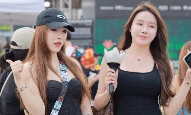 Mỹ Đình vỡ trận vì visual quá đỉnh của giới trẻ