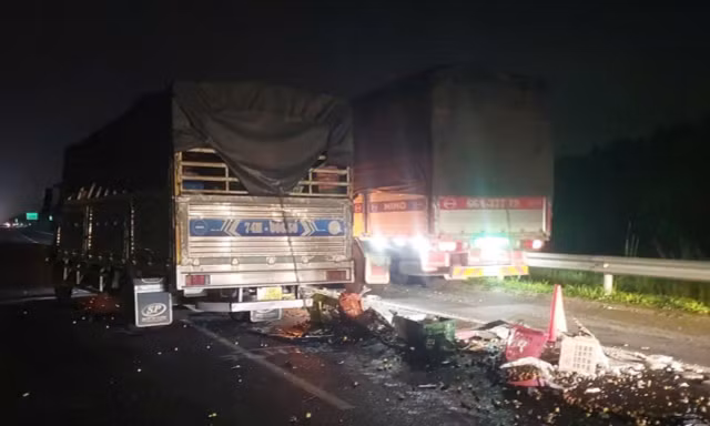 Xe tải và xe đầu kéo đâm nhau trên cao tốc Long Thành - Dầu Giây