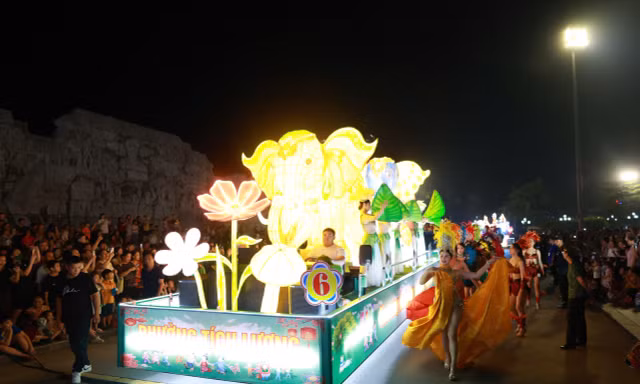 Lãnh đạo phường ở Thái Nguyên nói gì về việc các vũ công rước đèn Trung thu mặc phản cảm?