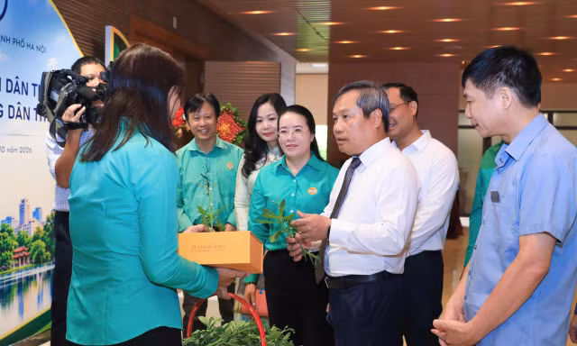 Chủ tịch Hà Nội đối thoại với nông dân: Cách nào để chuyển đổi nghề cho nông dân bị thu hồi đất?