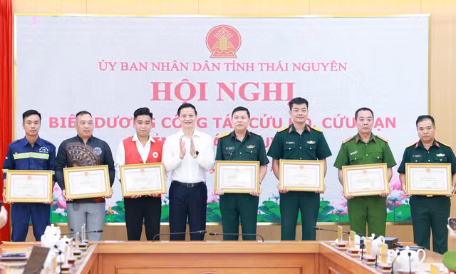 Chủ tịch tỉnh Thái Nguyên khen thưởng đột xuất lực lượng cứu hộ vụ lật thuyền