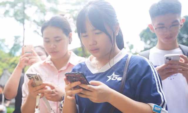 Sĩ tử đổ về Văn Miếu nhận xoài
