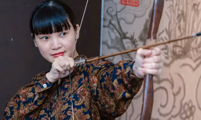 Trải nghiệm bắn cung, dùng khiên ngay phố đi bộ 