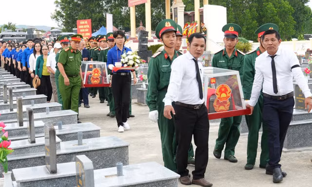 Truy điệu, an táng 5 hài cốt liệt sĩ ở Quảng Ngãi