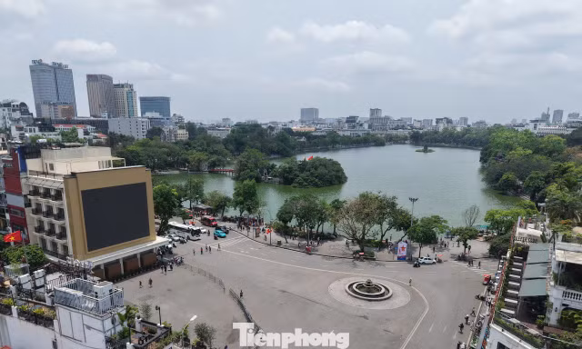 Góc nhìn 'độc lạ' của hai quảng trường ven hồ Hoàn Kiếm