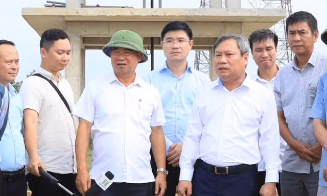 Chủ tịch Hà Nội kiểm tra tại nơi có hơn 1.600 người bị cô lập do mưa lũ