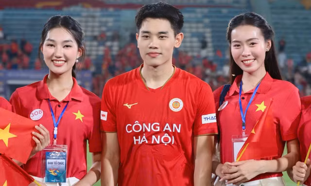 Thí sinh Hoa hậu Việt Nam cùng Quang Hải, Đình Bắc mừng nhà vô địch 