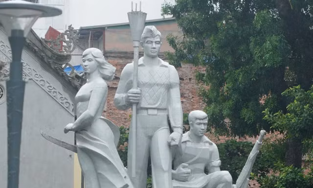 Người dân đội mưa tham quan Tượng đài Quyết tử để Tổ quốc quyết sinh trước ngày di dời