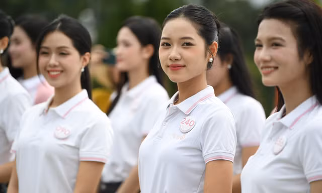 Thí sinh Hoa hậu Việt Nam dâng hoa tại Tượng đài Bác Hồ với đồng bào các dân tộc tỉnh Lai Châu