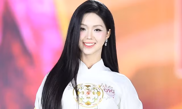 Dấu ấn của thành phố Hoa phượng đỏ trên tà áo dài. Ảnh: Dương Triều