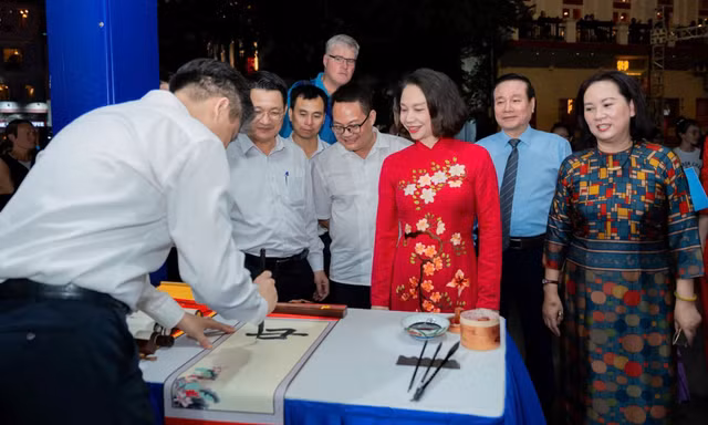 Phó trưởng ban Tuyên giáo TW lan tỏa tình yêu sách ở Hội sách Hà Nội 