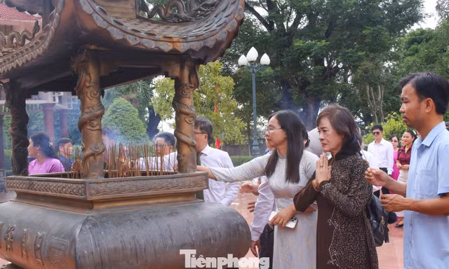 Dòng người đổ về đất võ Tây Sơn ngày giỗ Vua Quang Trung