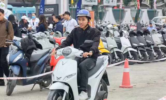 Hà Nội dự chi hơn 1.000 tỷ hỗ trợ người nghèo chuyển đổi xe điện 