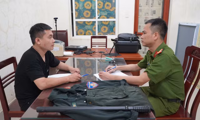 Tạm giữ hình sự đối tượng giả danh Cảnh sát cơ động cưỡng đoạt tài sản