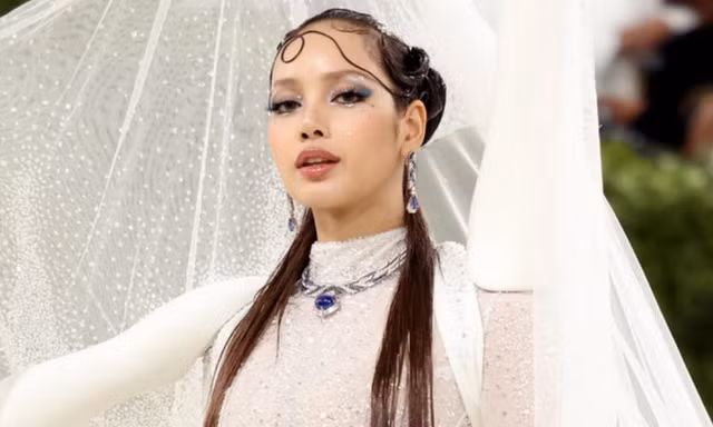 Bộ váy siêu thực của Lisa (BlackPink) gây tranh cãi