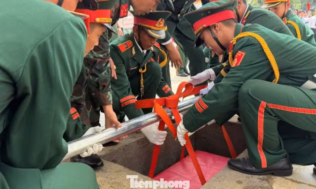 Trang trọng lễ an táng 17 liệt sĩ chung một ngôi mộ ở Đà Nẵng