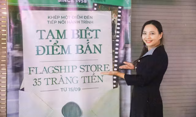 Vượt 300 km, đội mưa đến check-in lần cuối ở kem Tràng Tiền