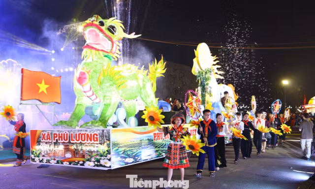 Lung linh hội thi rước đèn Trung thu ở xứ Trà