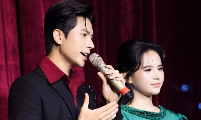 Nam ca sĩ cùng lúc phát hành 4 MV