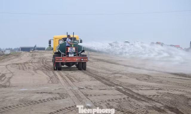 Xử lý khẩn cấp 'bão cát' mịt mù trên công trường cao tốc Ninh Bình - Hải Phòng