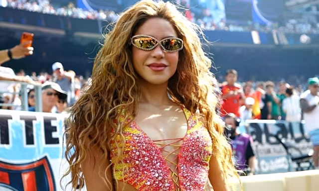 Shakira áp sát kỷ lục