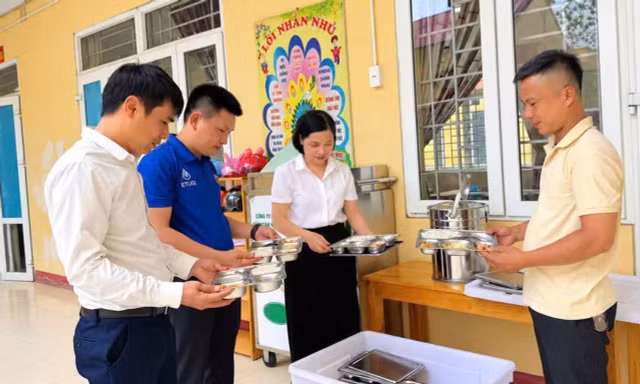 Vụ nhiều học sinh ở Thái Nguyên bất thường về sức khỏe: Cấp lại nước uống cho học sinh