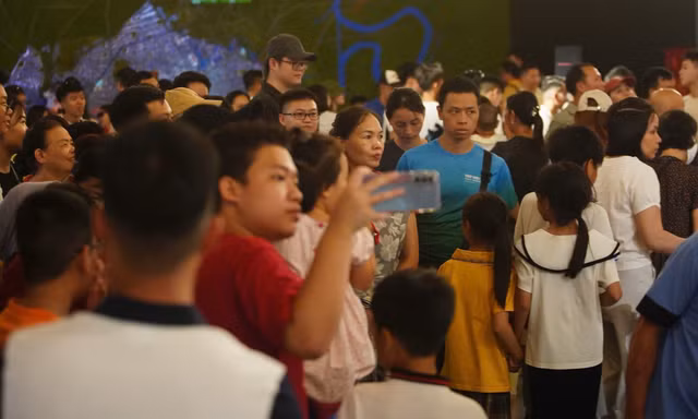 Nườm nượp người đổ về Bảo tàng Lịch sử Quân sự Việt Nam