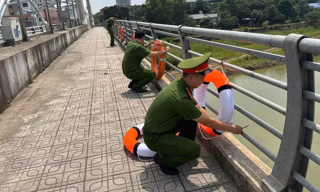 Thái Nguyên: Lắp đặt loạt phao cứu hộ tại cầu Bến Tượng 