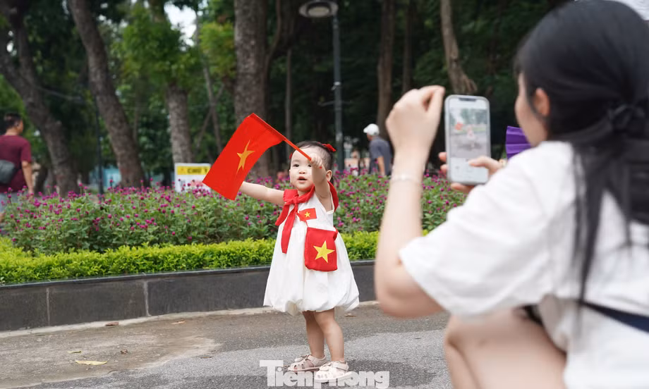 Hà Nội trong kỳ nghỉ 2/9: Phố yên bình, công viên tấp nập người dân