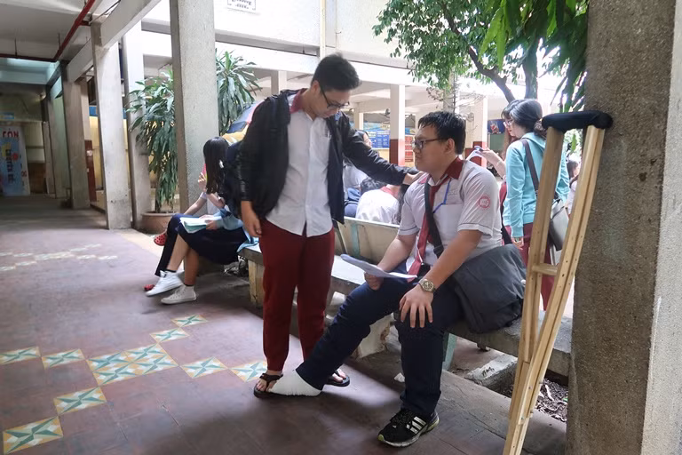 Thí sinh trăm kí gãy chân trước ngày thi THPT Quốc gia