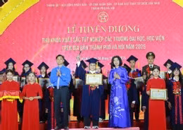 Chị Hoa trong lễ tuyên dương thủ khoa ở Văn Miếu. Ảnh: NVCC