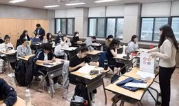 Các thí sinh trong phòng thi. Ảnh: Joint Press Corps