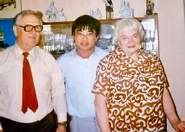 PGS Đỗ Văn Dũng chụp ảnh cùng vợ chồng thầy Michail Nikonorovich Fesenko hơn 40 năm trước. Ảnh: NVCC