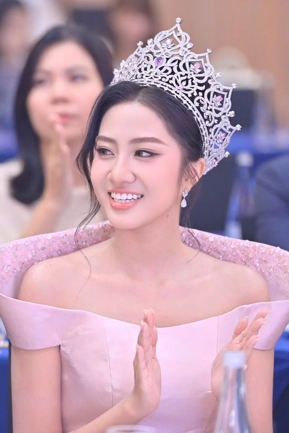 Hoa hậu Hà Trúc Linh, Ngọc Hân và các á hậu trên thảm đỏ 
