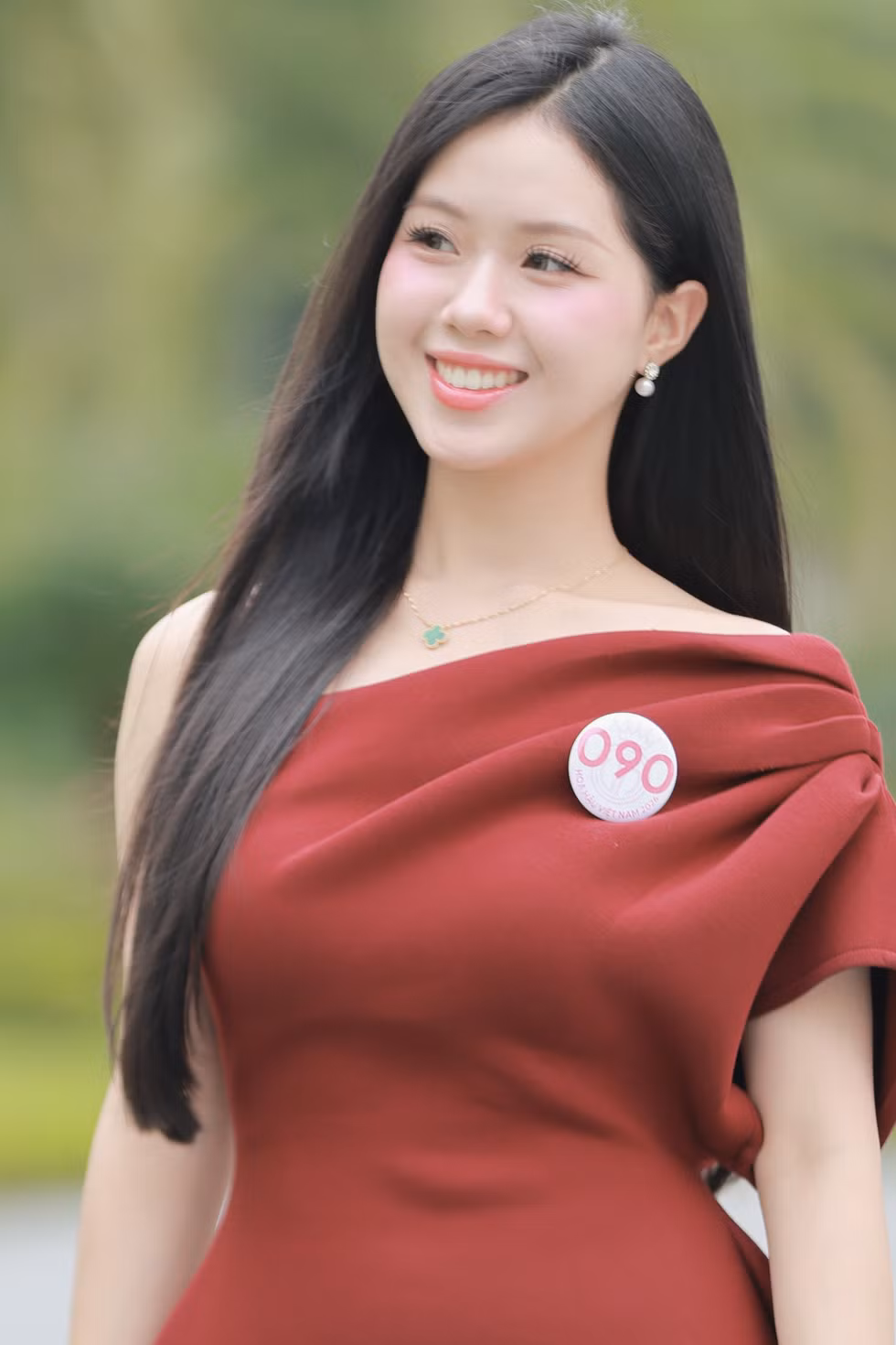 Từng đắn đo vì cao 1,65 m, nữ sinh Ngoại thương quyết chinh phục vương miện Hoa hậu Việt Nam