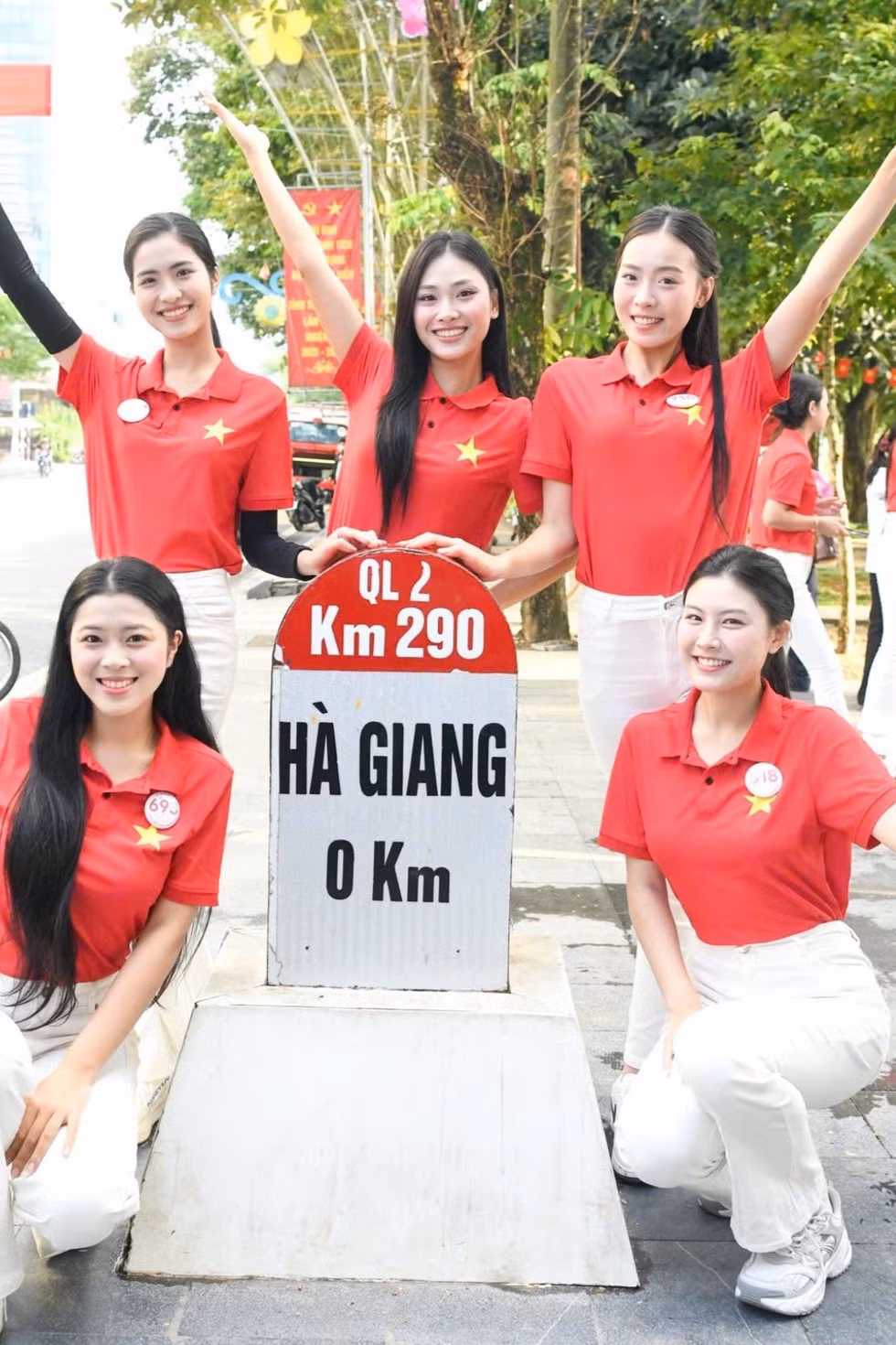 53 cô gái check in tại cột mốc Km0 