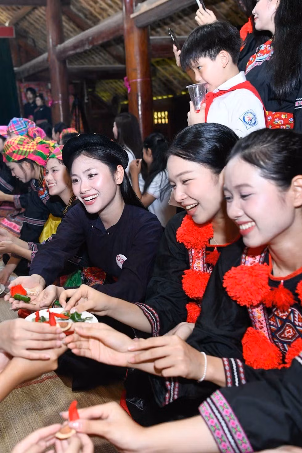 Đám cưới lạ của người Tày khiến 53 thí sinh Hoa hậu Việt Nam ngỡ ngàng