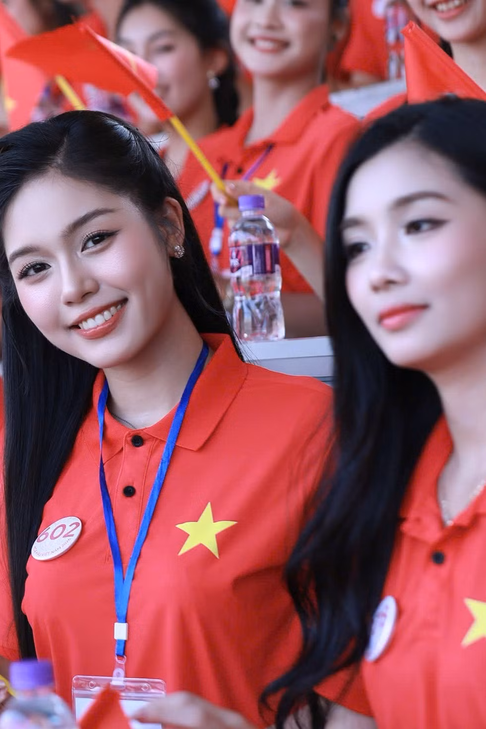 Các cô gái Hoa hậu Việt Nam hò reo cùng hàng nghìn cổ động viên trên sân Hàng Đẫy