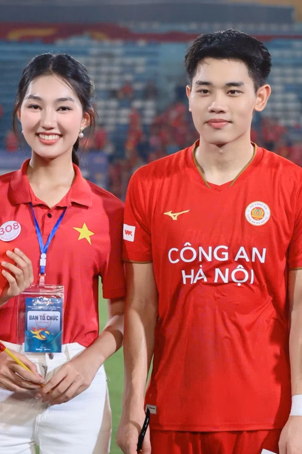 Thí sinh Hoa hậu Việt Nam cùng Quang Hải, Đình Bắc mừng nhà vô địch 